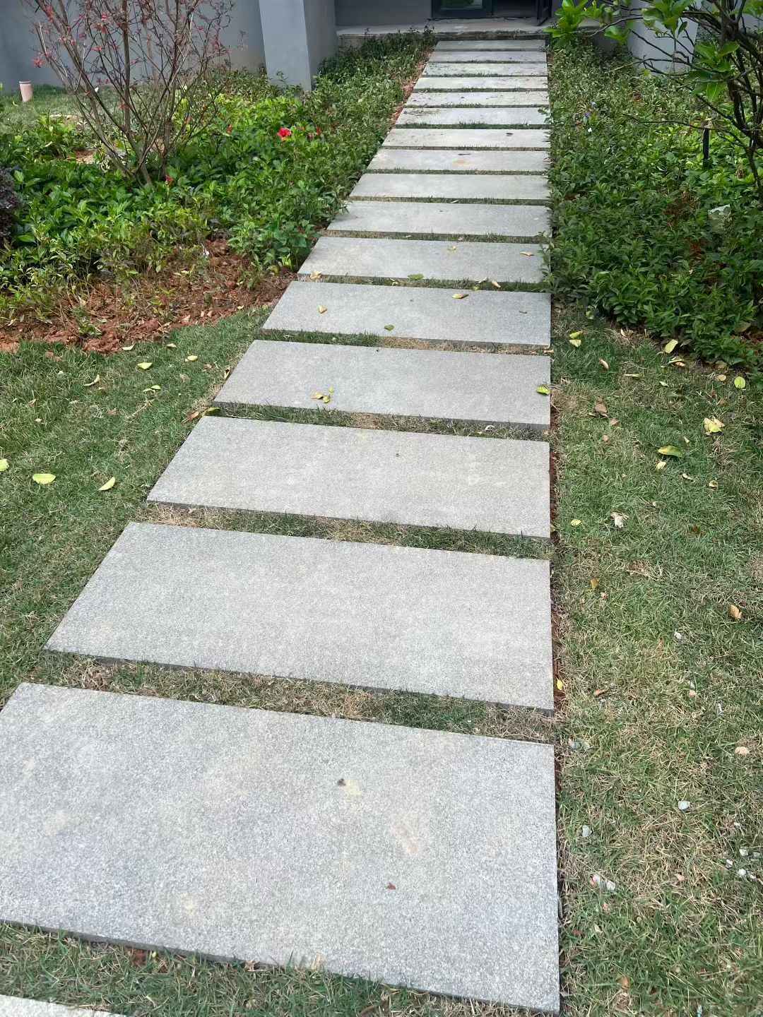 无锡 芝麻黑小区踏步、汀步石铺装效果