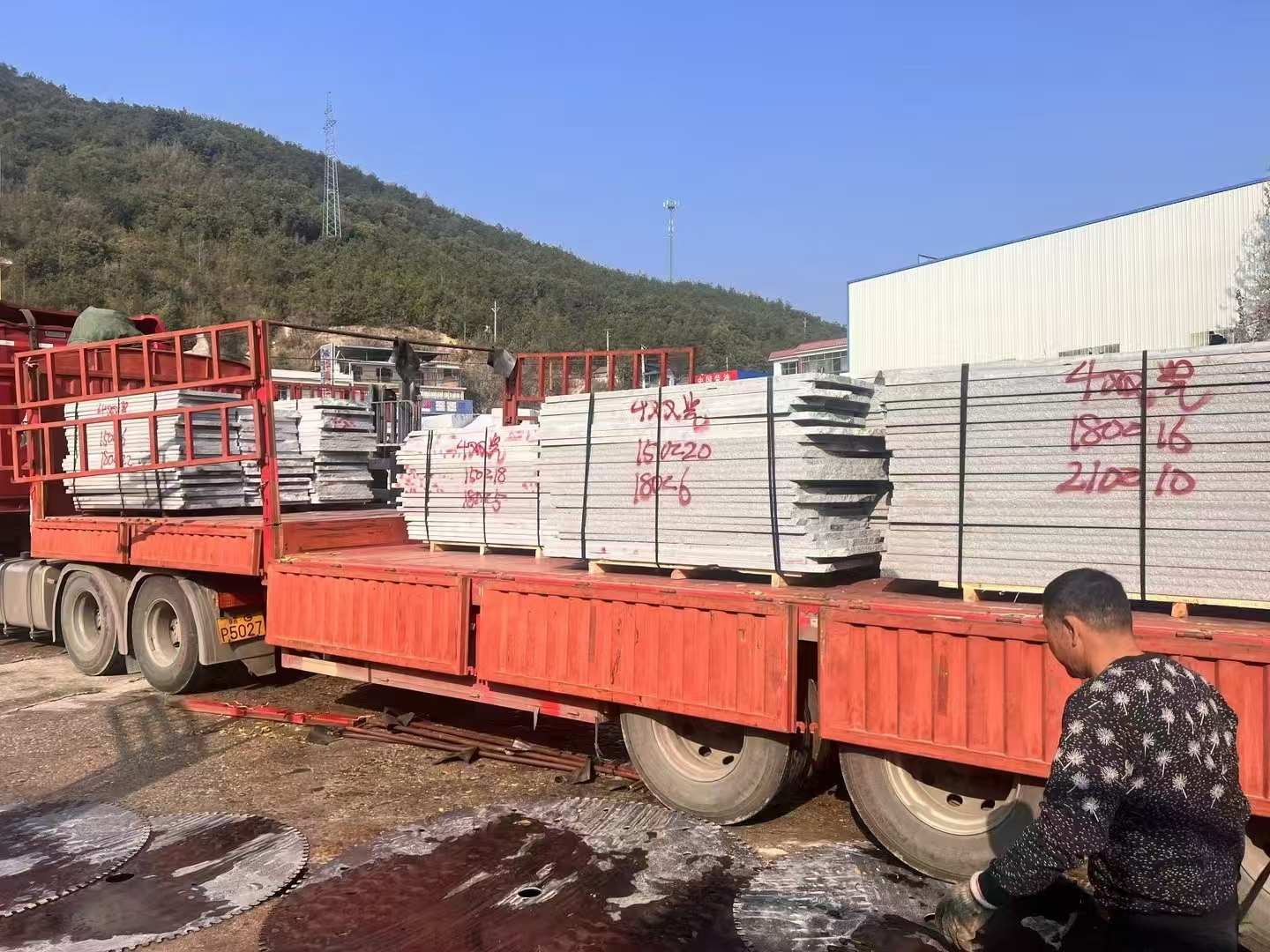 无锡 芝麻灰花岗岩光面毛板出货日常